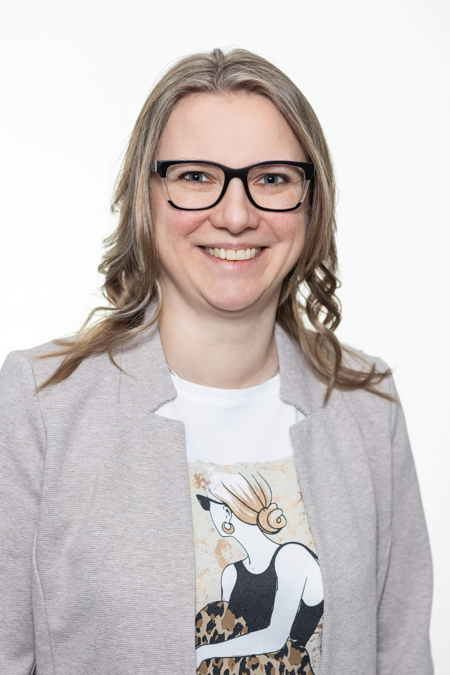 Frau Denk mit Brille, hellem Blazer und T‑Shirt, Killer Entsorungsfirma